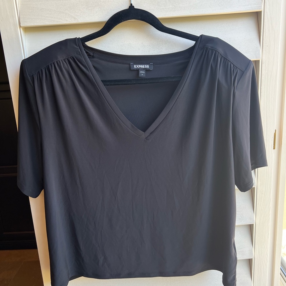 EXPRESS Cropped Padded V-Neck Shoulder Short Sleeve Top